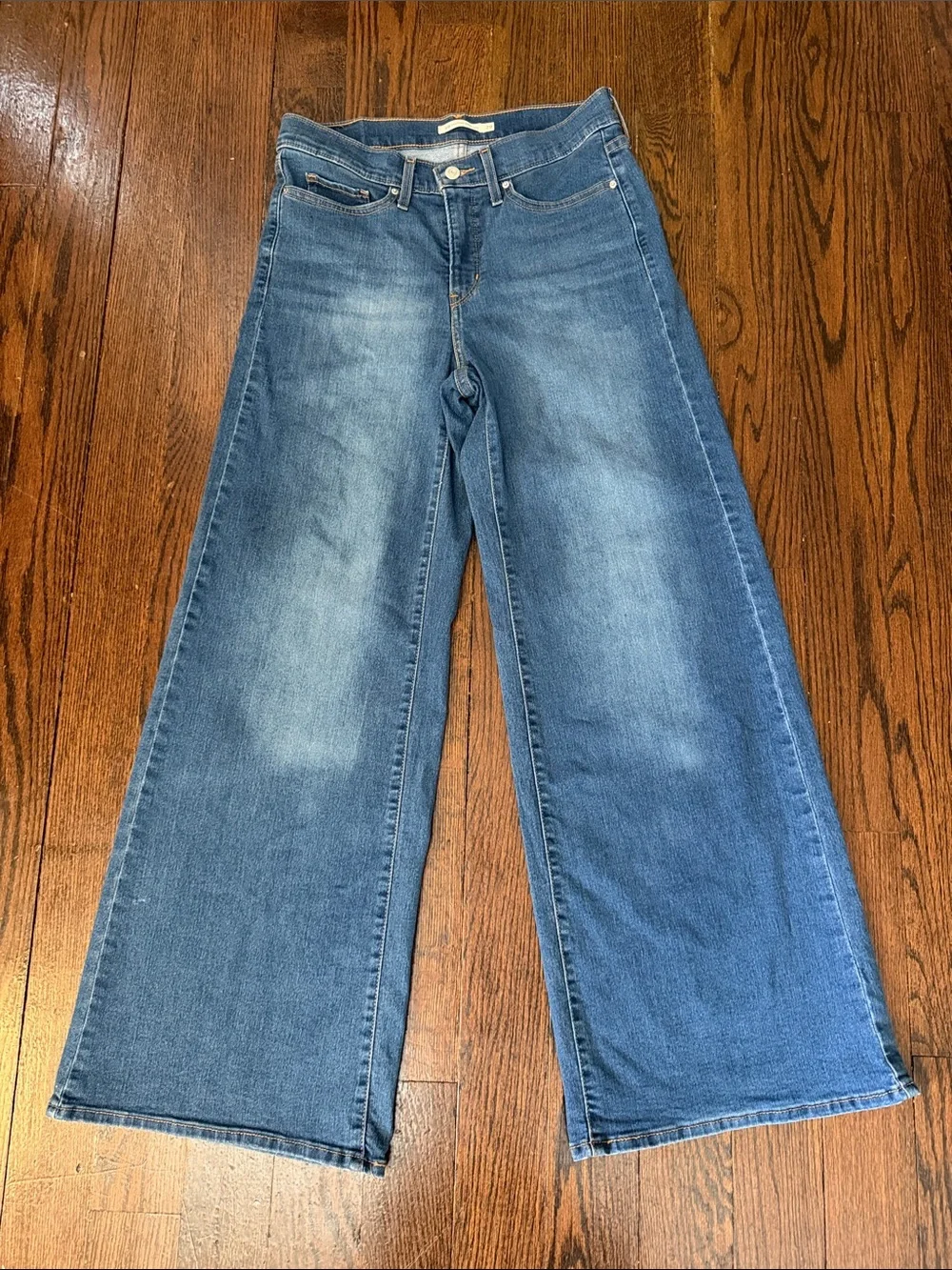 Levi’s 318 shaping Wide Leg Women’s Jeans in Medium Blue size 29